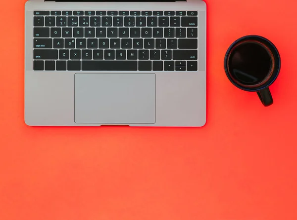 Tasse Noire Avec Café Ordinateur Portable Gris Sur Fond Rouge — Photo