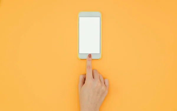 Mano Mujer Desbloquea Teléfono Inteligente Con Dedo Fondo Naranja Copyspace — Foto de Stock