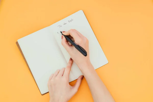 Foto Close Mão Uma Mulher Escrevendo Uma Lista Tarefas Caderno — Fotografia de Stock