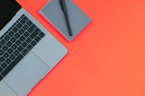 Grijze Laptop Kladblok Met Pen Geïsoleerd Een Rode Achtergrond Flatlay — Stockfoto