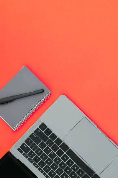 Grijze Moderne Laptop Kladblok Met Pen Een Rode Achtergrond Flatlay — Stockfoto