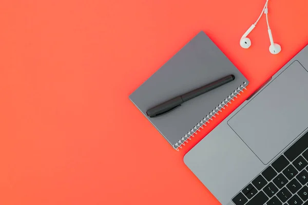 Portátil Moderno Auriculares Blancos Cuaderno Gris Con Bolígrafo Fondo Rojo — Foto de Stock