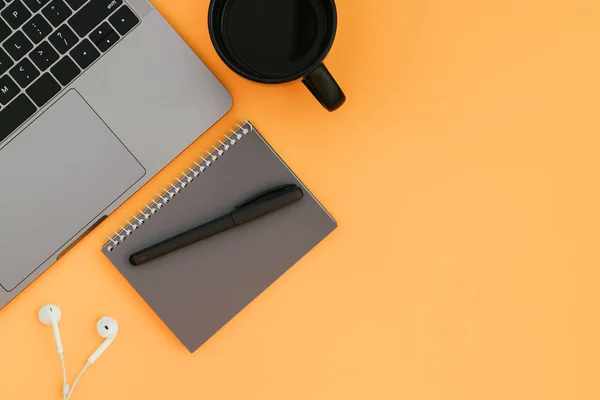 Portátil Moderno Auriculares Blancos Portátil Gris Con Bolígrafo Una Taza — Foto de Stock