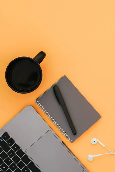 Espacio Trabajo Portátil Moderno Auriculares Blancos Portátil Gris Con Bolígrafo — Foto de Stock