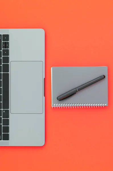 Moderne Laptop Blocnote Met Een Pen Geïsoleerd Een Rode Achtergrond — Stockfoto