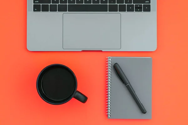 Luogo Lavoro Con Sfondo Colorato Laptop Una Tazza Caffè Blocco — Foto Stock