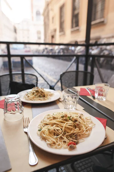 Две Тарелки Макарон Террасе Итальянского Ресторана Вкусная Паста Стоит Столе — стоковое фото