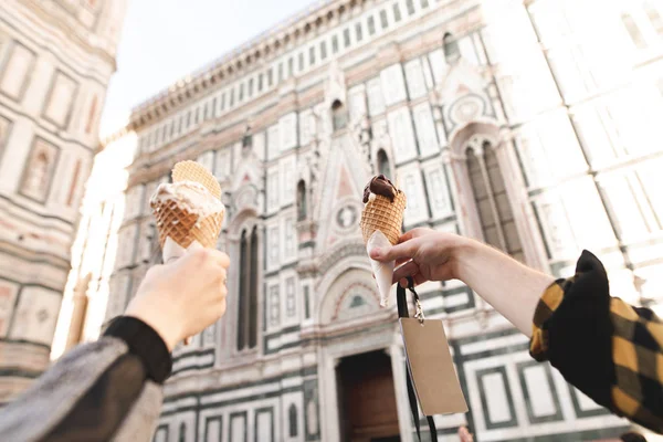 Geleneksel İtalyan gelato dondurma-tamam. Dondurma dondurma arka plan Cattedrale di Santa Maria del Fiore, Floransa, İtalya üzerinde tutarak çift