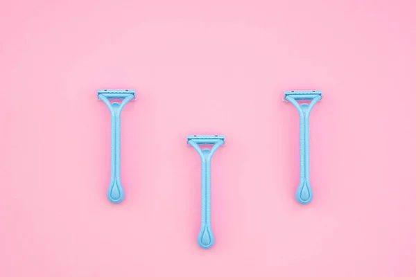 Three Blue Razors Pink Background Flatlay Copyspace — Stock Photo, Image