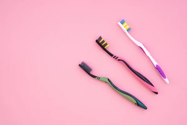 Three Toothbrushes Isolated Pink Background Copyspace Flat Lay Dental Care — Stock Photo, Image