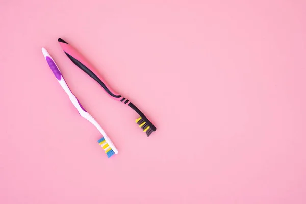 Two Toothbrushes Isolated Pink Background Copyspace — Stock Photo, Image