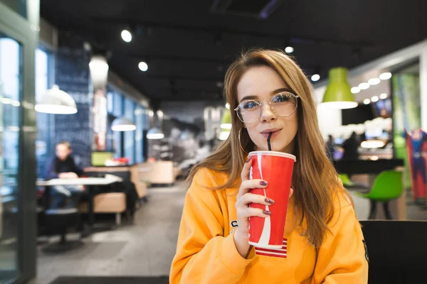 Porträt Eines Jungen Mädchens Mit Rotem Glas Das Fast Food — Stockfoto