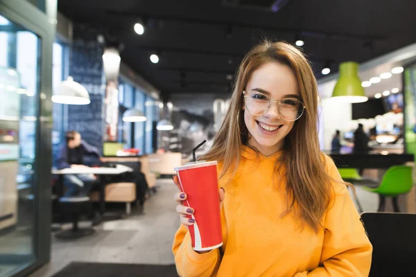 Glückliches Mädchen Einem Fast Food Restaurant Mit Einem Glas Getränk — Stockfoto