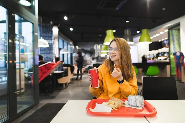 Chica Positiva Disfruta Perjudicial Pero Deliciosa Comida Restaurante Sonriente Estudiante — Foto de Stock