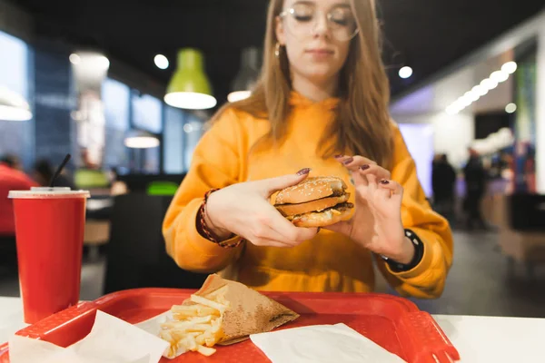 Hamburger Tutan Kız Genç Bir Restoran Masada Oturan Bir Lokanta — Stok fotoğraf