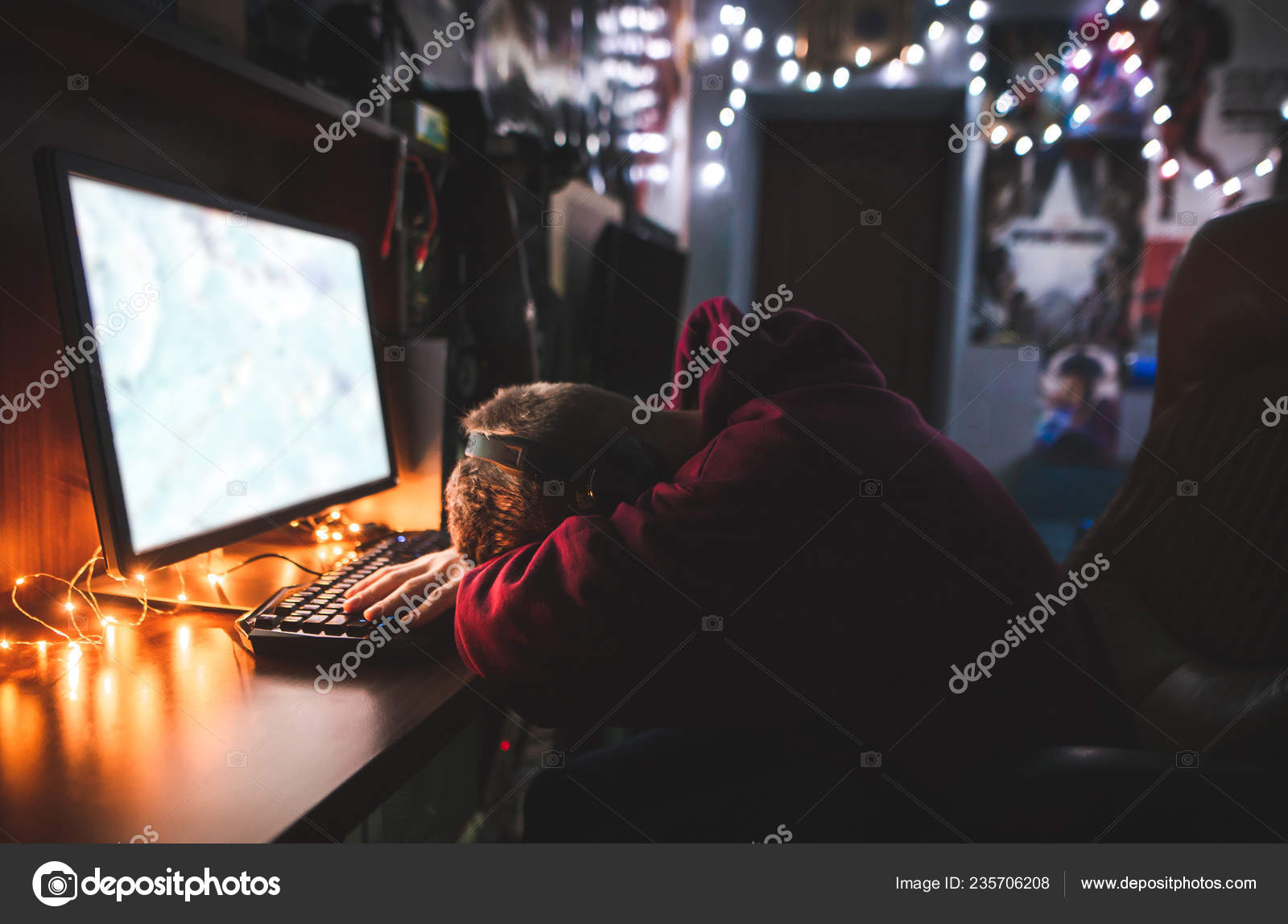 заснул перед компьютером. ребенок за компьютером. за компом карикатура. спит за компьютером. сонный человек за компьютером.