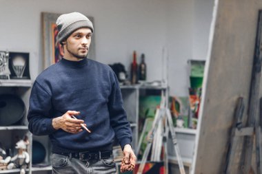 Portre konsantre meşgul sanatçı onun elinde bir fırçayla anlamına gelir ve resme benziyor. Yeni bir resim üzerinde çalışmayı rahat bir stüdyoda ressam. Bir hobi olarak çalışmak.