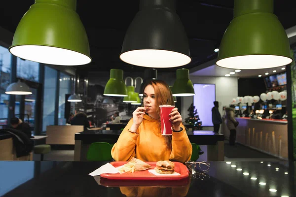 Belle Femme Élégante Vêtements Décontractés Assis Dans Café Table Avec — Photo