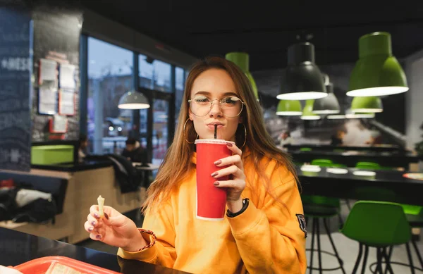 Portret Młodej Dziewczyny Czerwonego Szkła Siedząc Restauracji Fast Food Jest — Zdjęcie stockowe