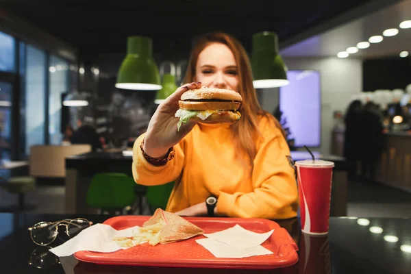 Giovane Donna Abiti Luminosi Siede Con Vassoio Nel Ristorante Fast — Foto Stock