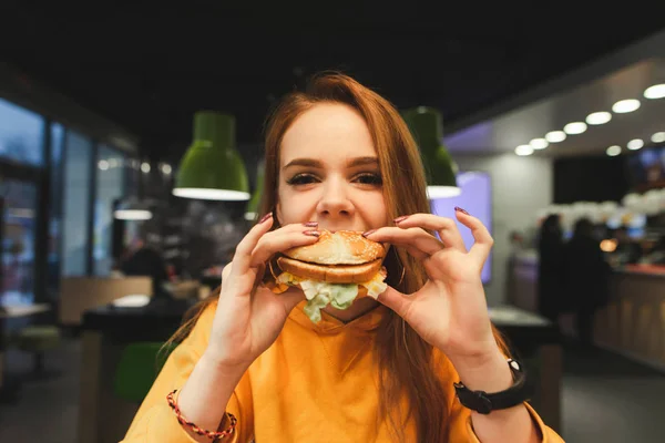 Dolce Ragazza Tiene Grande Hamburger Gustoso Con Due Mani Morde — Foto Stock