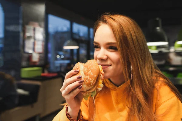 Retrato Close Uma Menina Segurando Grande Hambúrguer Saboroso Mão Rindo — Fotografia de Stock