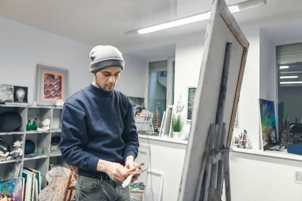 Retrato Jovem Artista Está Estúdio Perto Cavalete Com Uma Tela — Fotografia de Stock