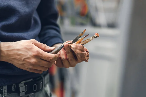 Las Manos Del Artista Masculino Sostienen Pincel Cuchillo Paleta Cerca —  Fotos de Stock