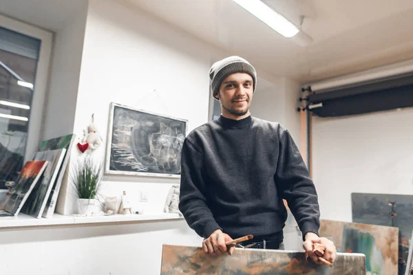 Retrato Interno Jovem Artista Atraente Estúdio Posando Câmera Jovem Artista — Fotografia de Stock