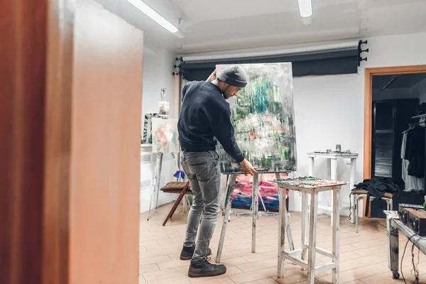 Artista Uma Camisola Escura Chapéus Para Trabalho Estúdio Homem Coloca — Fotografia de Stock