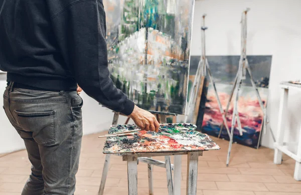 Artiste Travaille Sur Une Peinture Dans Atelier Dos — Photo