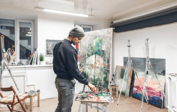 艺术家学生的肖像 在工作室里画一幅画 年轻的画家在自己舒适的画室里画了一幅新油画 创造性的工作 — 图库照片