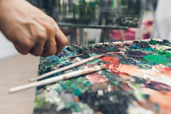 Fırçalar Yağlı Boya Bir Palet Üzerinde Bir Bıçak Palet Sanatçıyla — Stok fotoğraf