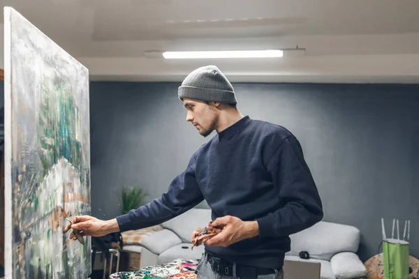 Retrato Talentoso Hombre Caucásico Que Pinta Una Pintura Estudio Con — Foto de Stock