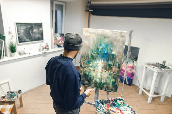 자신의 스튜디오에서 그림에 아티스트 예술가 페인트 뒤에서 — 스톡 사진
