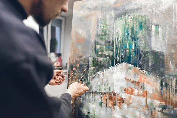 Foto Artista Talentoso Con Una Paleta Cuchillos Adornar Sus Manos — Foto de Stock