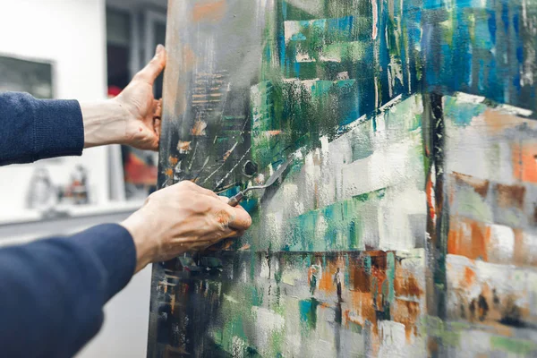 Artista Con Una Paleta Cuchillos Las Manos Dibuja Una Pintura —  Fotos de Stock