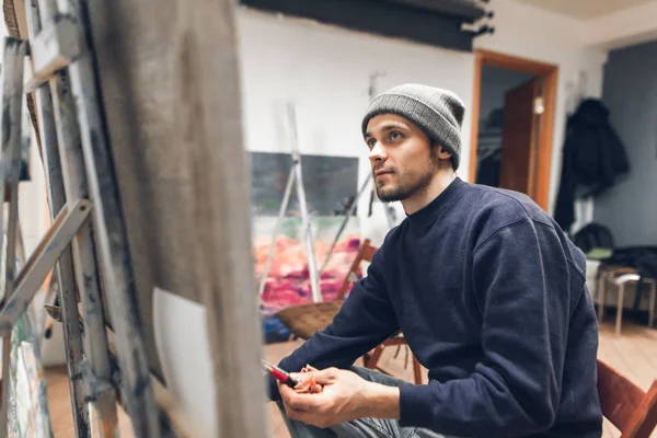 Retrato Jovem Contemporâneo Pintando Quadro Uma Oficina Pintura Segurando Pincel — Fotografia de Stock