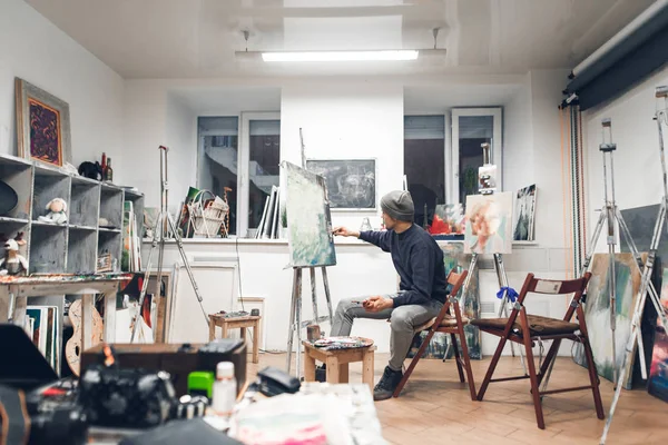 Painter Sits Chair Cozy Studio Works Painting Drawing Oil Paintings — Stock Photo, Image