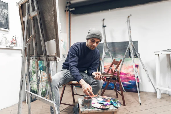 Pintor Profesional Concentrado Con Pincel Las Manos Está Trabajando Una —  Fotos de Stock