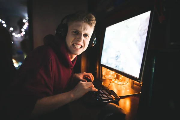 Portrait Emotional Teenager Plays Video Games Home Computer Looks Evil — Stock Photo, Image