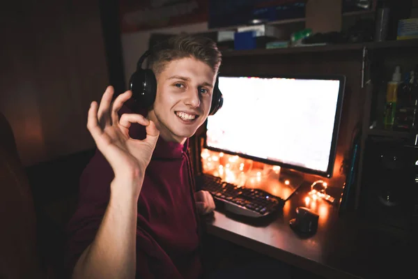 Retrato Jovem Feliz Jogando Videogames Noite Casa Sorrindo Mostrando Gesto — Fotografia de Stock