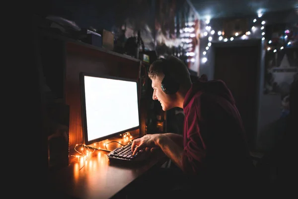 Portret Koncentratu Młodego Człowieka Grając Gry Wideo Nocy Komputerze Przytulnym — Zdjęcie stockowe