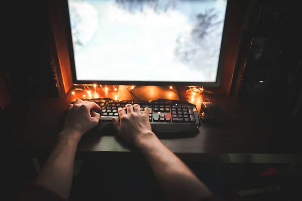 Ένας Άνθρωπος Χρησιμοποιεί Έναν Υπολογιστή Για Νύχτα Την Άποψη Πρώτο — Φωτογραφία Αρχείου
