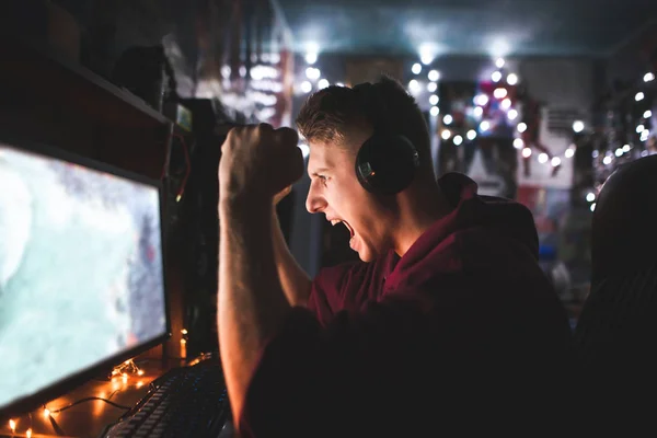 Gamer Zijn Hoofdtelefoon Emotioneel Verheugt Zich Overwinning Kijkt Naar Computer — Stockfoto