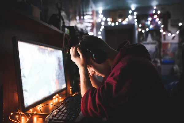 Portret Van Gefrustreerd Gamer Met Zijn Neergehaalde Handen Verliest Het — Stockfoto