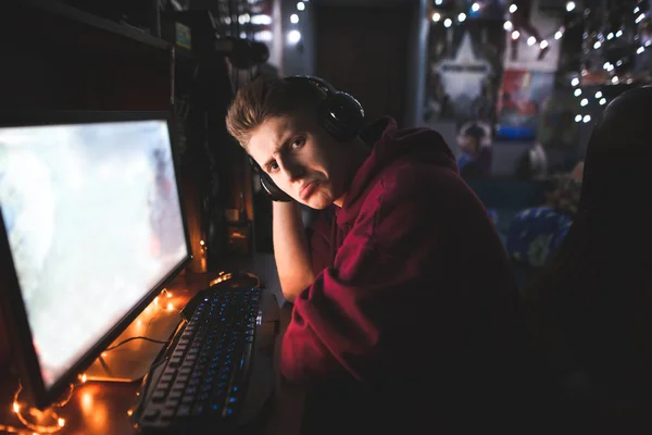 Retrato Jovem Frustrado Jogando Videogames Casa Computador Olhando Para Uma — Fotografia de Stock