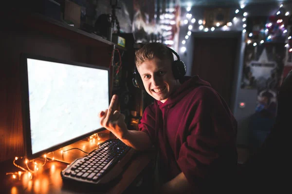 Portret Van Een Kwade Gamer Gamer Speelt Een Spel Een — Stockfoto