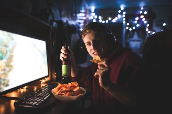 Portret Van Een Glimlachend Gamer Met Chips Bier Zijn Handen — Stockfoto