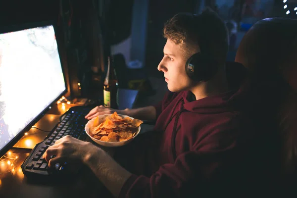 Gamer Speelt Videogames Thuis Computerkamer Eet Gerechten Drankjes Bier Portret — Stockfoto